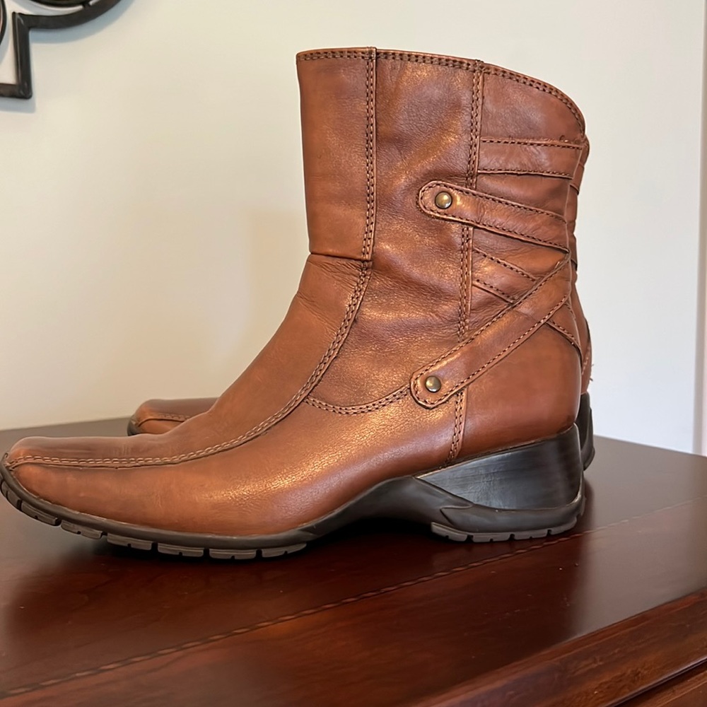 Clarks women’s brown boots